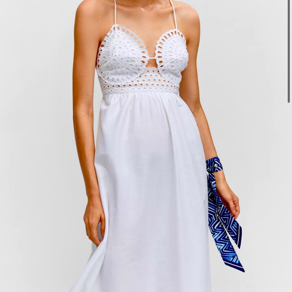 NWT: MANGO. Size 10. Embroidered v-neck beautiful summer dress.